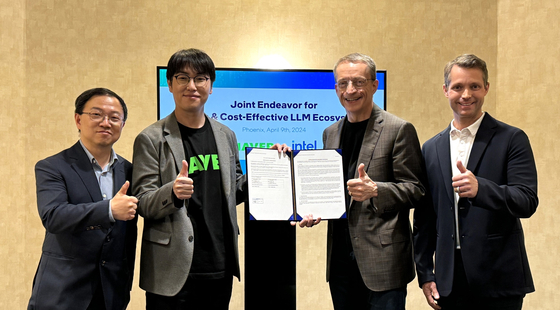 From left, Lee Dong-soo, director of hyperscale AI at Naver Cloud, Ha Jung-woo, head of Naver Cloud's AI innovation, Intel CEO Pat Gelsinger and Intel's Executive Vice President Justin Hotard pose for the photo after a signing ceremony to advance Intel's AI chips. [NAVER CLOUD]