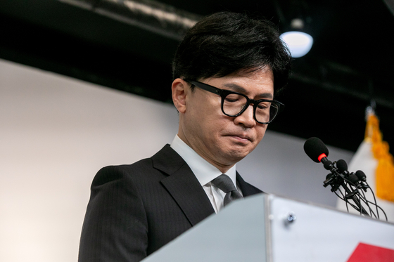 People Power Party leader Han Dong-hoon declares his intention to resign at the party's headquarters in Yeouido, western Seoul, on Thursday. [JOINT PRESS CORPS]