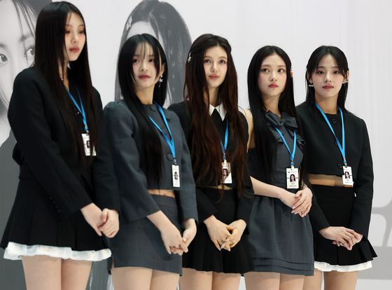 Girl group NewJeans pose for a photo as Incheon International Airport's new ambassadors at a ceremony in March. The group has asked Google to identify the operator behind a YouTube channel, who the members allege to have spread defamatory information, according to U.S. news reports. [YONHAP] 