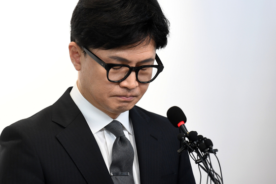 People Power Party interim chief Han Dong-hoon speaks during a press conference held at the party headquarters in Yeouido, western Seoul on Thursday. [NEWS1]