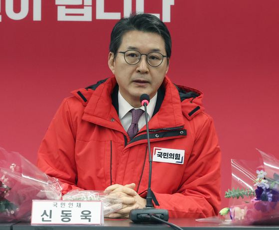 Former TV Chosun anchor Shin Dong-wook, the People Power Party candidate who won Seoul's Seocho-B constituency, speaks at his party's headquarters in Yeouido, western Seoul, on Jan. 29. [NEWS1]