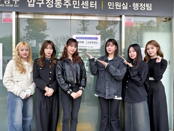 Girl group Weeekly poses for photos after voting for the general election on April 6. [IST ENTERTAINMENT]