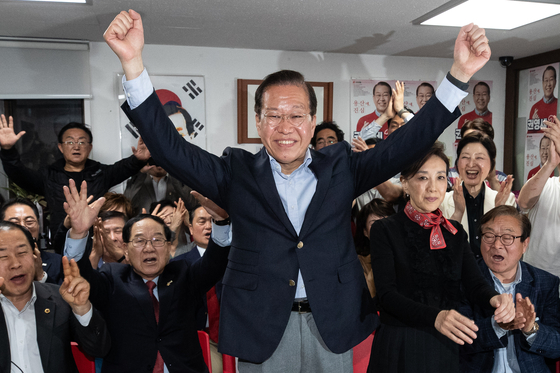 People Power Party Rep. Kwon Young-se hurrahs after confirming his close victory to represent Seoul's Yongsan District at an election office on Thursday. [NEWS1]