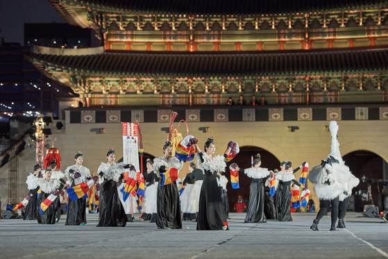 The opening ceremony of the last year's K-Royal Culture Festival held in spring. This year's spring edition kicks off on April 26. The opening ceremony, which is themed around "love for the people," begins at 7:30 p.m. at the Gyeongbok Palace. [CULTURAL HERITAGE ADMINISTRATION] 