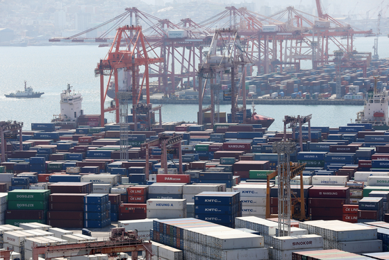 Containers are stockpiled at Busan port for exports on April 1. [NEWS1]