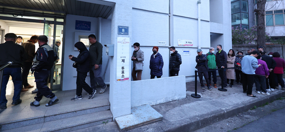 People are standing in a long line to vote at a polling station in Namdong District in Incheon Wednesday morning. [YONHAP]