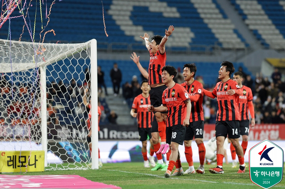 Gangwon FC players celebrate after winning a K League 1 match against Daegu FC 3-0 at Chuncheon Songam Sports Town in Chuncheon, Gangwon on April 3. [YONHAP] 