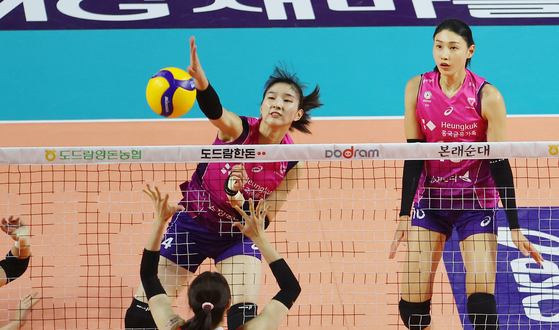 Heungkuk Life Insurance Pink Spiders' Lee Ju-ah, left, attacks during a 2023-24 V League game against the Gwangju Pepper Savings Bank AI Peppers at Incheon Samsan World Gymnasium in Incheon on Dec. 5, 2023. [YONHAP] 