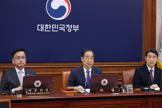 Prime Minister Han Duck-soo speaks in a Cabinet meeting at the government complex in central Seoul Thursday morning, addressing the general election results. [YONHAP]