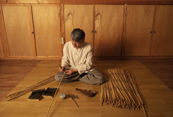A master craftsperson showcases how to make a traditional arrow. [CULTURAL HERITAGE ADMINISTRATION] 