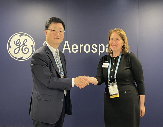This photo taken on April 10, 2024, local time, and provided by HD Hyundai Heavy Industries Co. shows Joo Won-ho, left, HD Hyundai Heavy's head of the naval special ship business unit, shaking hands with Rita Flaherty, vice president in charge of global sales and business development at GE, after signing an MOU for partnership in naval vessel development and exports during Sea Air Space 2024, a global maritime exposition, held in Washington, D.C., from April 8-10. [YONHAP]