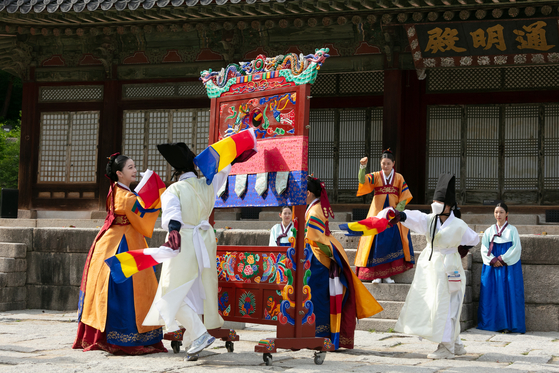 Participants can try different royal court games during the festival. [CULTURAL HERITAGE ADMINISTRATION] 