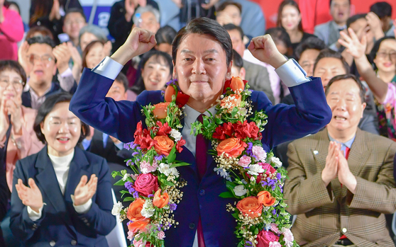 People Power Party Rep. Ahn Cheol-soo hurrahs after confirming his close victory for Bundang-A District in Seongnam, Gyeonggi, at an election office on Thursday. [JOING PRESS CORPS]