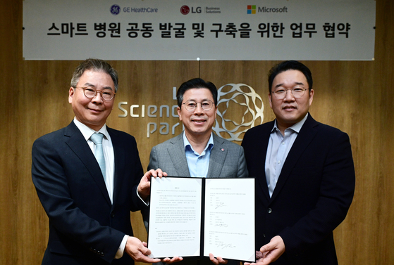 From left, GE HealthCare Korea CEO Kim Yong-duk, Vice President of LG Electronics' BS division Jang Ik-hwan and Microsoft Korea CEO Cho Won-woo pose for a photo after a recent signing ceremony held in western Seoul. [LG ELECTRONICS]