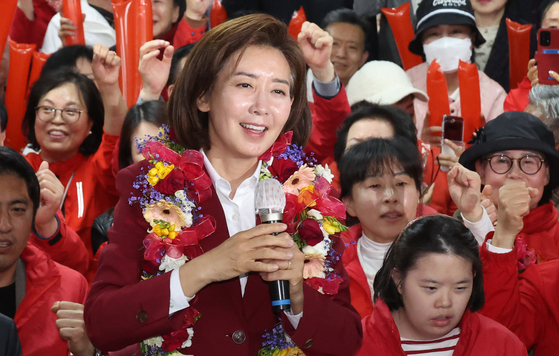 People Power Party candidate Na Kyung-won speaks at an election office in Dongjak District, southern Seoul, confirming her close victory for the Dongjak-B constituency on Thursday. [YONHAP]
