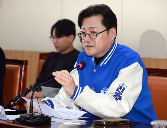 Democratic Party floor leader Hong Ihk-pyo, running in Seoul's Seocho-B District, speaks during a policy conference in southern Seoul on March 14. [YONHAP]