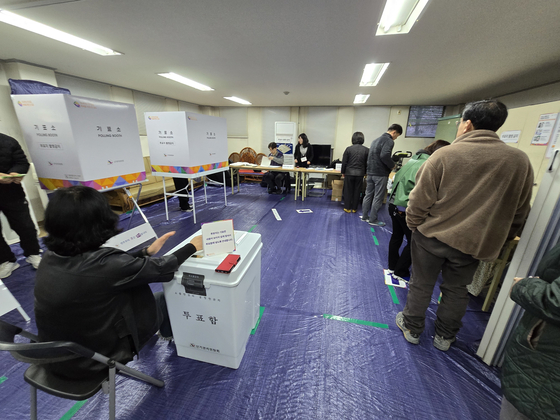 Voters begin casting ballots at a polling station in Goyang, Gyeonggi, on Wednesday morning to elect Korea’s next parliament. [NEWS1]