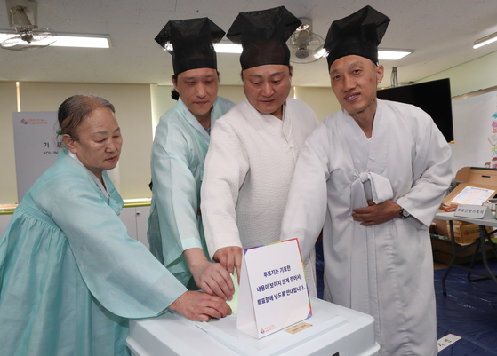 Voters cast their ballots at a polling station in Nonsan, South Chungcheong, Wednesday. [NEWS1] 