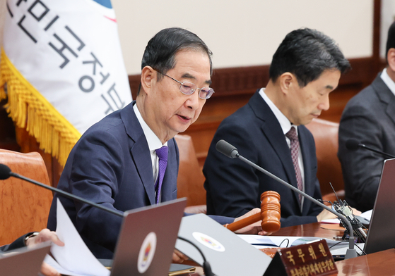 Prime Minister Han Duck-soo, left, speaks in a Cabinet meeting at the government complex in central Seoul Thursday morning, addressing the general election results. [NEW1]