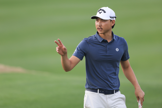 Min Woo Lee of Australia acknowledges fans after a putt on the 18th green during the second round of The American Express at Pete Dye Stadium Course on Jan. 19 in La Quinta, California. [GETTY IMAGES]