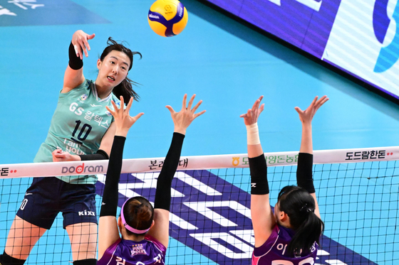 GS Caltex Seoul Kixx's Kang So-hwi, left, attacks during a 2023-24 V League game against the Heungkuk Life Insurance Pink Spiders at Jangchung Arena in central Seoul on Jan. 17. [YONHAP] 
