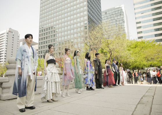 A hanbok (traditional Korean dress) fashion show is held on Friday in the Cheonggyecheon area of central Seoul.  [KOREA TOURISM ORGANIZATION] 