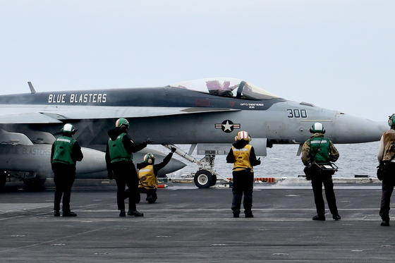 An F/A-18 Super Hornet is set to take off from the flight deck of the nuclear-powered USS Theodore Roosevelt (CVN-71) during a joint naval drill with South Korea and Japan Thursday. [YONHAP] 