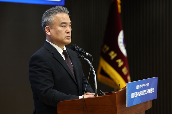 Kim Sung-keun, head of the press at the emergency committee of the Korean Medical Association, speaks at a press briefing held in Yongsan District, central Seoul, on Friday. [YONHAP] 