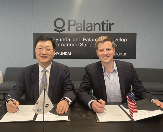 Joo Won-ho, Chief Executive, Naval and Special Ship Business Unit at HD Hyundai Heavy Industries, left, and Palantir Technologies Chief Revenue Officer Ryan Taylor at a signing of a memorandum of understanding on the joint development of an unmanned surface vessel in Washington. [HD HYUNDAI]