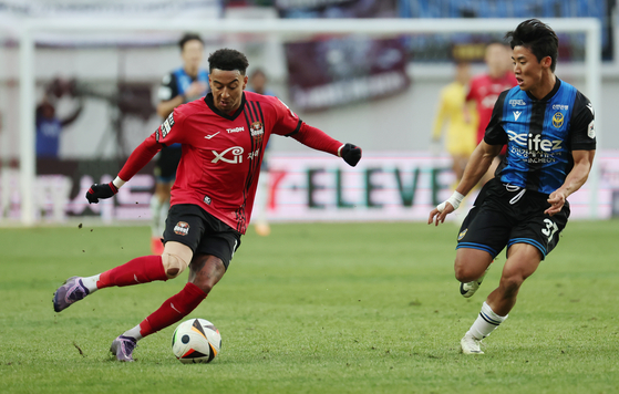 FC Seoul midfielder Jesse Lingard, left, dribbles the ball during a K League 1 match against Incheon United at Seoul World Cup Stadium in western Seoul on March 10. [NEWS1] 