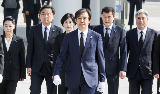 Former Justice Minister Cho Kuk, center, head of the minor Rebuilding Korea Party, which emerged as the third largest political party in the April 10 general election, pays a visit to the Seoul National Cemetery in southern Seoul flanked by new lawmakers on Friday. [JOINT PRESS CORPS]