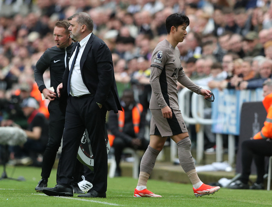 Tottenham Hotspur's Son Heung-min, right, walks past manager Ange Postecoglou after being substituted during a Premier League match against Newcastle United at St. James Park in Newcastle, England on Saturday. [REUTERS/YONHAP] 