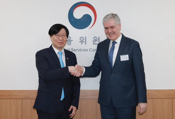 Kim So-young, vice chairman of the Financial Services Commission (FSC), and Andreas Barckow, chief of the International Accounting Standard Board, pose for a photo during their meeting at the FSC headquarters in Seoul on April 15, 2024, in this photo provided by the financial regulator. [FSC]