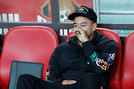 FC Seoul midfielder Jesse Lingard watches a K League match against Gimcheon Sangmu from the bench at Seoul World Cup Stadium in western Seoul on April 3. [NEWS1]
