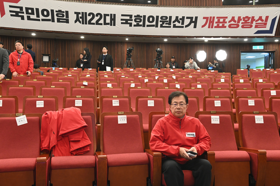 Rep. Lee Man-hee waits to close down the election campaign situation room on the night of the 22nd general election on April 10, 2024. [JOINT PRESS CORPS]