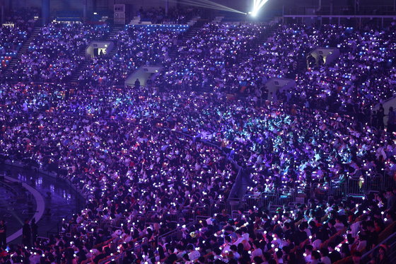 Fans fill the seats at the KSPO Dome in southern Seoul on Sunday to watch the final round between T1 and Gen.G live. [NEWS1]