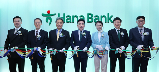 Hana Financial Group Chairman Ham Young-joo, fourth from left, and Incheon International Airport CEO Lee Hak-jae, third from left, pose for a photo during an opening ceremony of the bank's relocated branch at Terminal 1 of the airport on Monday. [HANA BANK]