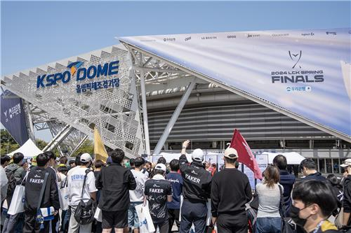 Fans line up outside the KSPO Dome in southern Seoul on Sunday ahead of the final round between Gen.G and T1. [YONHAP]