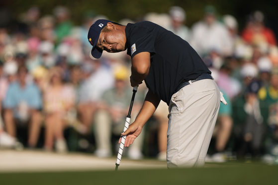 Korea's An Byeong-hun putts on the 18th hole during the final round of the Masters at Augusta National Golf Club on Sunday in Augusta, Georgia. [AP/YONHAP]