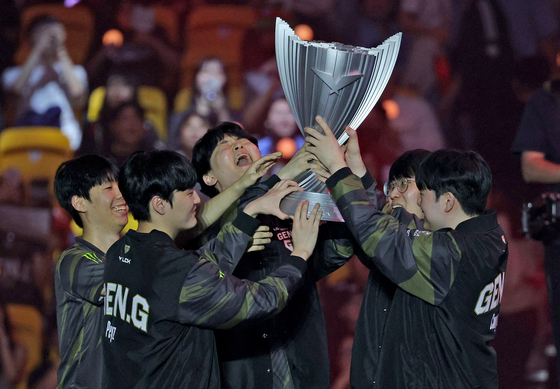 Gen.G players lift the LCK 2024 Spring trophy after defeating T1 3-2 in the final round of the playoffs on Sunday at the KSPO Dome in southern Seoul. [NEWS1]