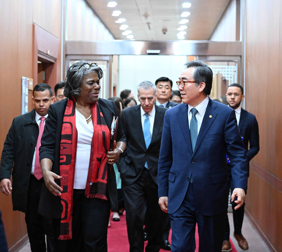 Foreign Minister Cho Tae-yul, right, speaks with U.S. Ambassador to the United Nations, Linda Thomas-Greenfield at the Foreign Ministry complex in central Seoul on Monday. [FOREIGN MINISTRY]
