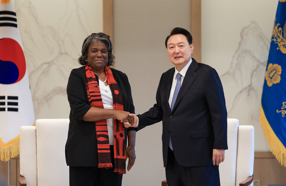 President Yoon Suk Yeol, right, shakes hands with U.S. Ambassador to the United Nations Linda Thomas-Greenfield at the presidential office in central Seoul on Monday. [PRESIDENTIAL OFFICE]