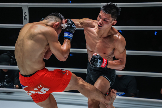 China's Hu Yong, right, takes down Korea's Woo Sung-hoon at ONE Fight Night 11 in June 2023. [ONE]
