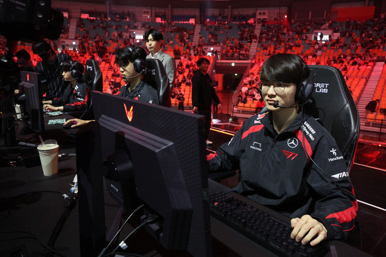 T1, last year's League of Legends Worlds champions, prepare ahead of the match against Gen.G. [NEWS1]