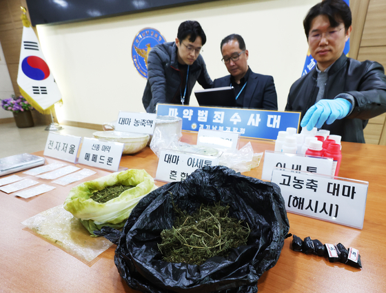 Gyeonggi Nambu Provincial Police Precinct shows confiscated drugs to reporters on April 4 in Gyeonggi. [YONHAP] 