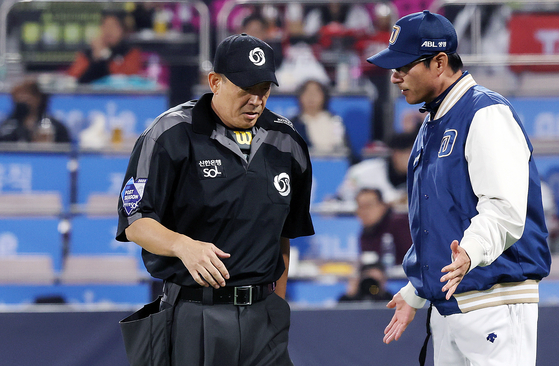 In this file photo, KBO umpire Lee Min-ho, left, talks to NC Dinos manager Kang In-kwon during the first inning of a playoff game between the KT Wiz and NC Dinos at Suwon KT Wiz Park in Suwon, Gyeonggi on Oct. 30, 2023.  [NEWS1]