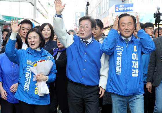 Lee Jae-gang, right, lawmaker-elect of Uijeongbu-B District in Gyeonggi, campaigns with Democratic Party leader Lee Jae-myung in the city's market on March 23. [NEWS1] 