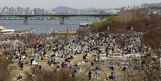 People spend time at Han River Park in Yeouido, western Seoul, on March 31. [NEWS1]
