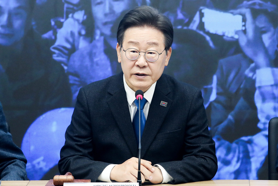 Democratic Party leader Lee Jae-myung speaks during an election committee disbandment ceremony at the party's headquarters in western Seoul on last Thursday, a day after April 10 general election. [NEWS1]