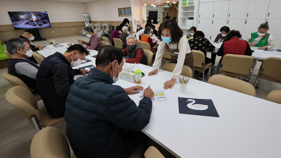 Older adults participate in a drawing class at the Tongmyong Well Day Care Center at the Tongmyong University campus in Nam District, Busan. The university plans to also create a retirement community on campus, in partnership with Chosun University. [JOONGANG ILBO]